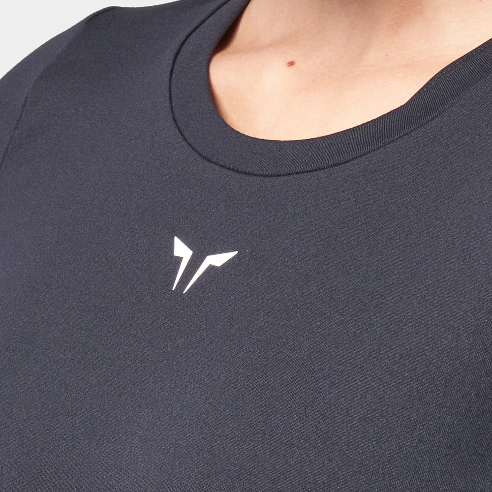 ESSENTIAL LONG SLEEVE CROP TOP – BLACK